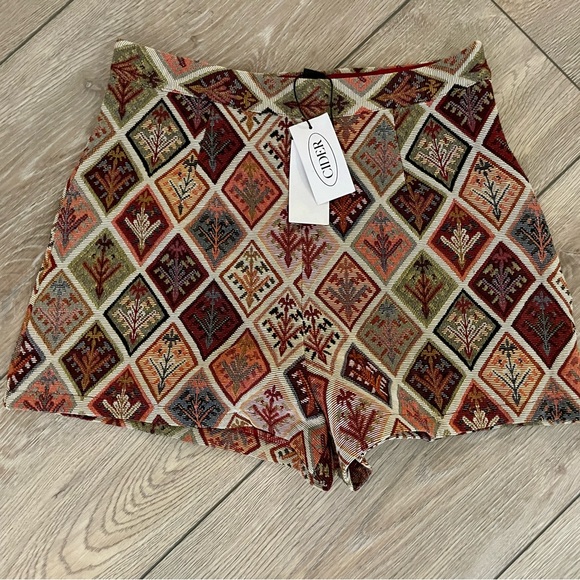 Cider High Waisted Carpet Shorts - Picture 2 of 2